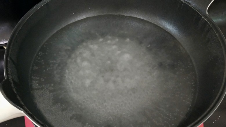 猪肉豆腐丸子,锅中坐水烧开,转小火