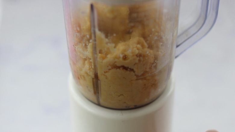 绿豆冰糕,将蒸熟的绿豆放入料理机打成沙状,没有机器的就手动过筛一遍