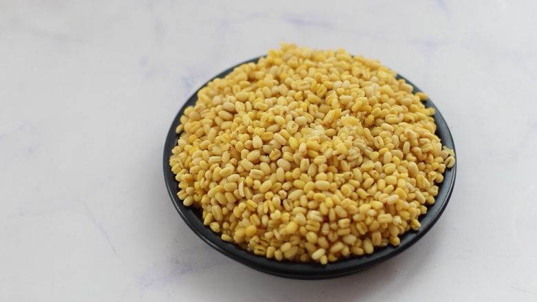 绿豆冰糕,绿豆清洗干净后,入锅蒸熟