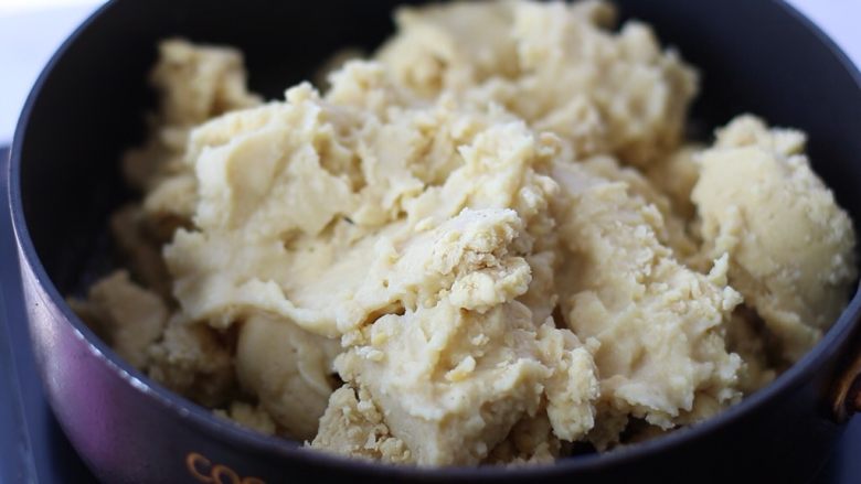 绿豆冰糕,倒入打好的绿豆沙,按压搅拌至黄油吸收