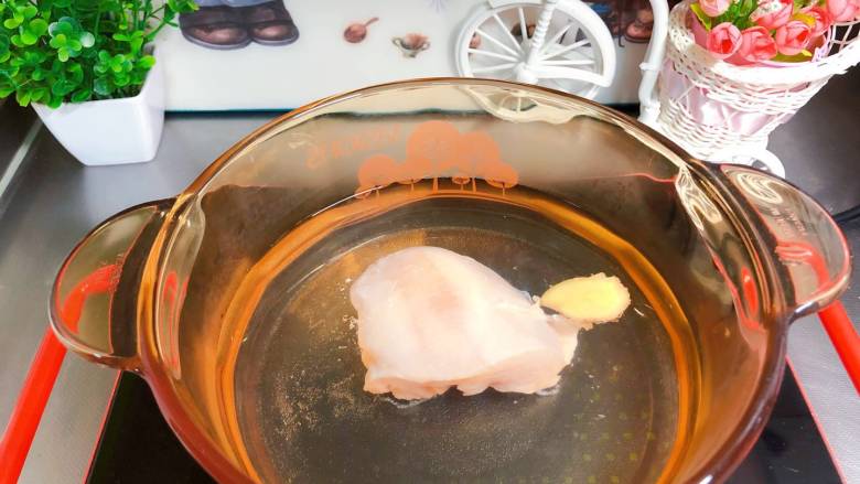 【宝宝辅食】鸡丝凉拌面,鸡胸肉冷水入锅,加一个姜片,开火煮开后转中小火煮15分钟;
