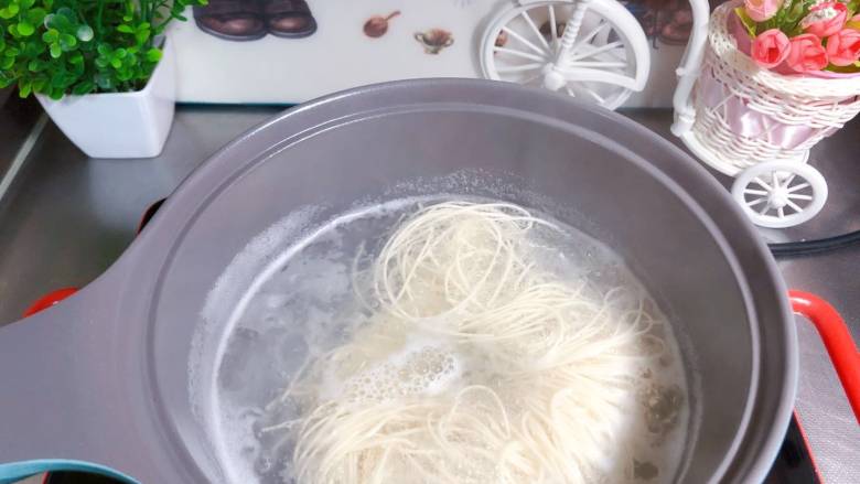 【宝宝辅食】鸡丝凉拌面,另起锅,锅内水烧开后放入面条煮熟;