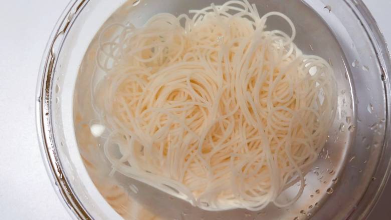 【宝宝辅食】鸡丝凉拌面,面条煮熟后捞出透凉备用;