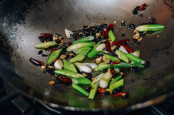 豆豉豆腐,把所有的东西翻炒一分钟,注意不要烧大蒜。
