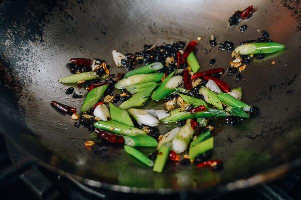 豆豉豆腐,把所有的东西翻炒一分钟，注意不要烧大蒜。