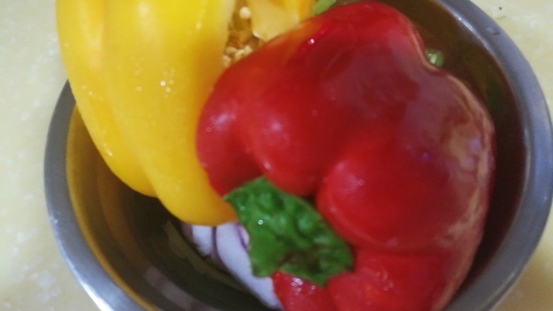 快手菜,芦笋彩椒炒牛肚,<a style='color:red;display:inline-block;' href='/shicai/ 3554'>彩椒</a>洗净