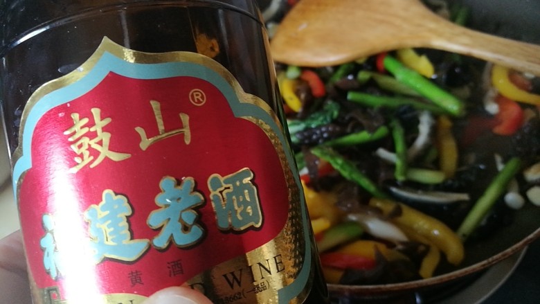 快手菜,芦笋彩椒炒牛肚,加入彩椒翻炒,加入焯过水的木耳、牛肚、芦笋、蟹腿菇翻炒,加入盐、料酒翻炒