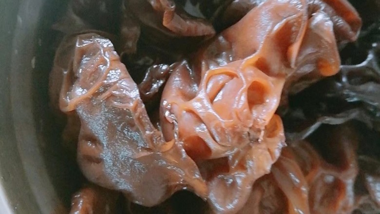 快手菜,芦笋彩椒炒牛肚,<a style='color:red;display:inline-block;' href='/shicai/ 136'>黑木耳</a>用开水泡发