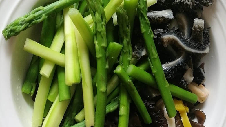 快手菜,芦笋彩椒炒牛肚,捞出,沥干水分