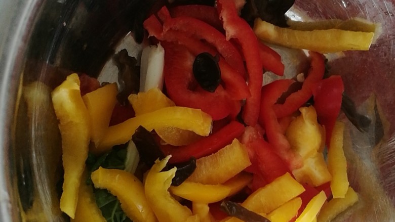 快手菜,芦笋彩椒炒牛肚,切丝