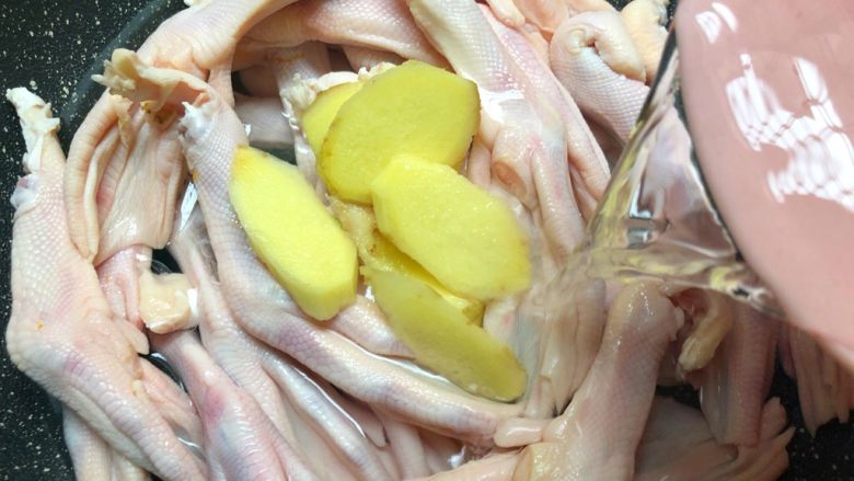 麻辣鸭爪,倒入冷水,水位盖过鸭爪,开大火煮至水开
