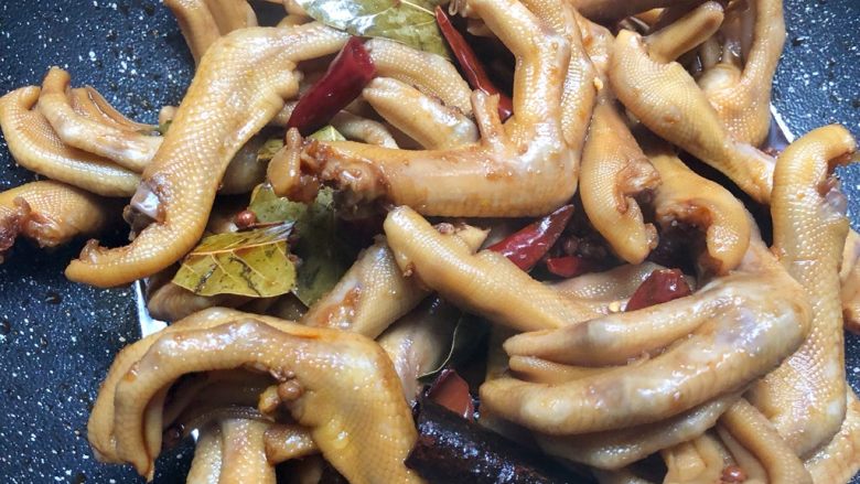 麻辣鸭爪,大火烧开转小火慢煮,隔3分钟翻炒一下