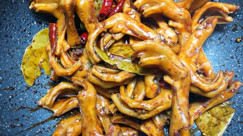 麻辣鸭爪,直至汤汁煮干,鸭爪完全入味即可出锅