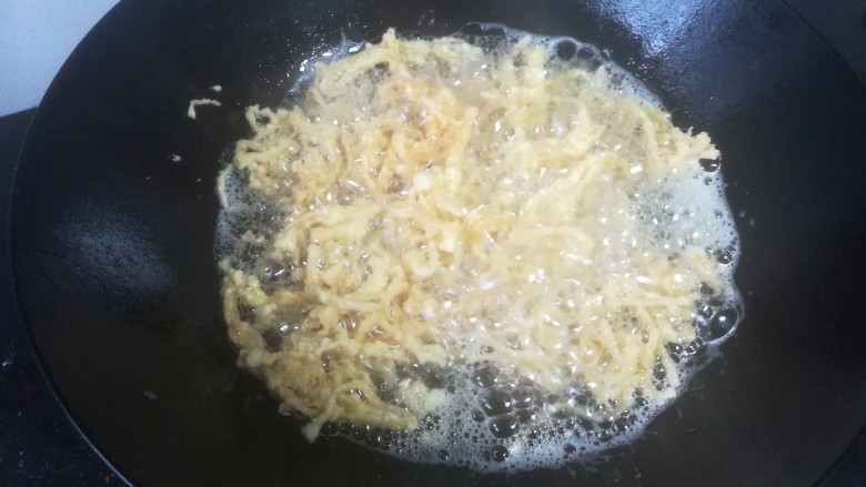 干炸金针菇,用筷子轻轻划散,中小火炸至金黄色。
