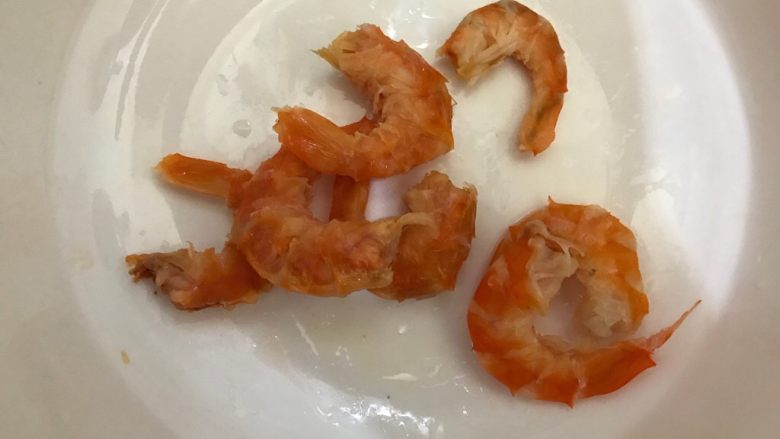 虾干拌娃娃菜,虾壳泡软了,我们把它去掉头不要,剥去外壳,然后用饮用水洗净