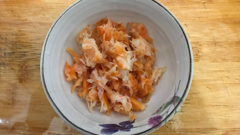 虾干拌娃娃菜,撕碎,备用
