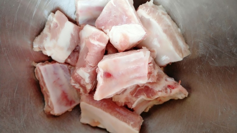 桑拿排骨,<a style='color:red;display:inline-block;' href='/shicai/ 434'>排骨</a>解冻后,用冷水提前浸泡一小时(去血渍)。