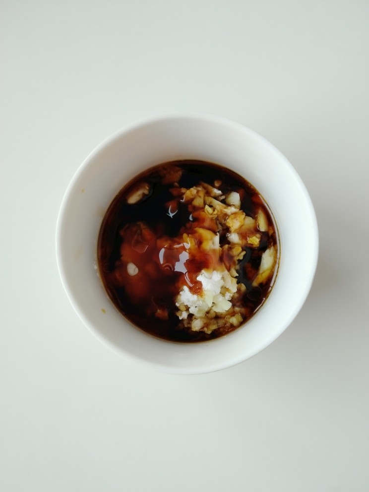 桑拿排骨,继续放入<a style='color:red;display:inline-block;' href='/shicai/ 721'>蚝油</a>、<a style='color:red;display:inline-block;' href='/shicai/ 718'>料酒</a>、<a style='color:red;display:inline-block;' href='/shicai/ 692'>酱油</a>、<a style='color:red;display:inline-block;' href='/shicai/ 3729'>白糖</a>、<a style='color:red;display:inline-block;' href='/shicai/ 847'>香油</a>，搅拌均匀。