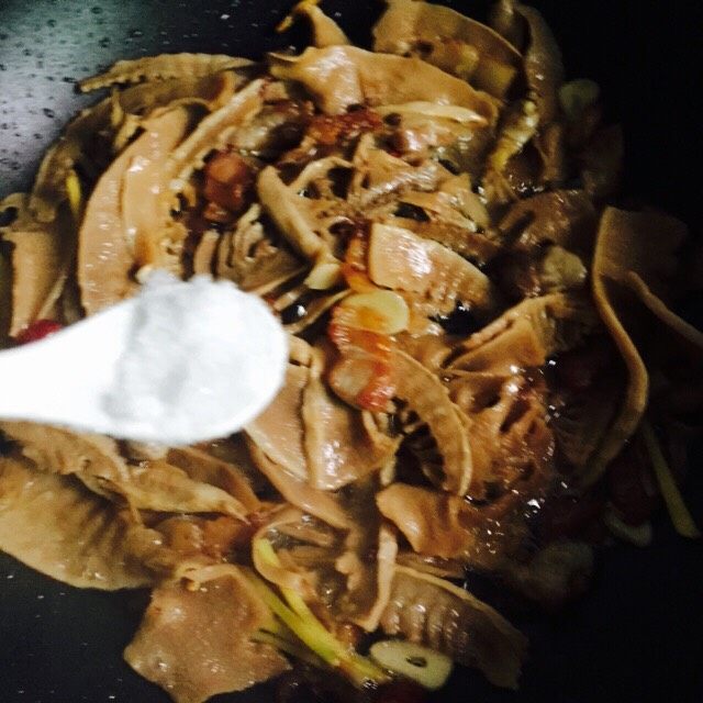 超级下饭菜+笋干焖五花肉,加入一小茶匙的盐