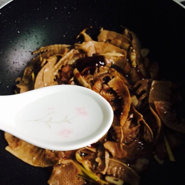 超级下饭菜+笋干焖五花肉,加入一勺<a style='color:red;display:inline-block;' href='/shicai/ 900'>白酒</a>(可以用料酒代替)翻炒均匀