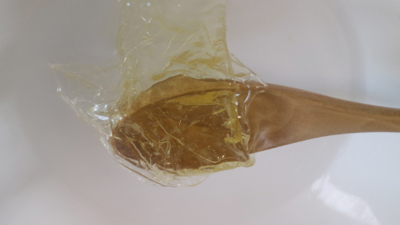 浪漫情怀樱花冻,再将吉利丁片加入装水容器中搅拌将其融化,要等水温降到80℃左右,再放入吉利丁片哦。