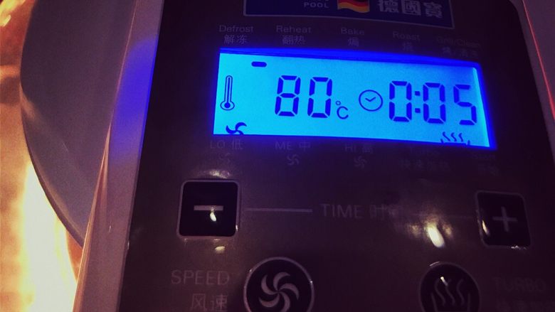 木瓜撞奶🍮,将牛奶杯放置于光波炉内,在80度与最小风速条件下,加热5分钟。