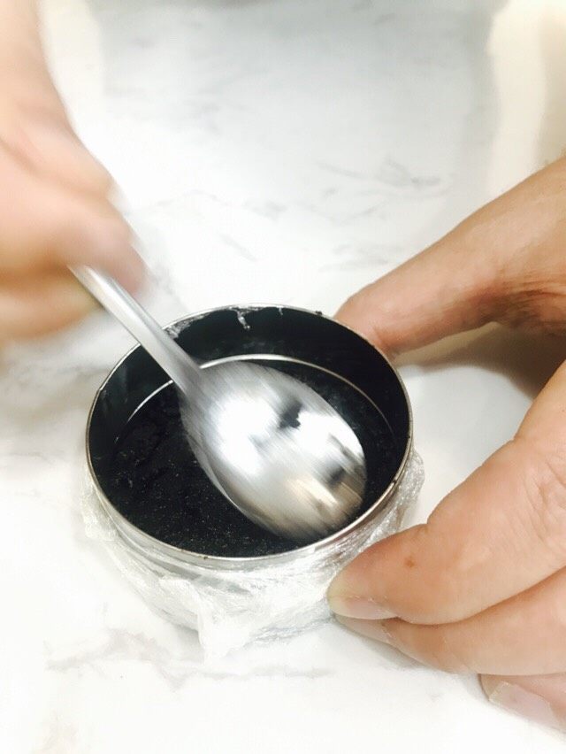 蓝莓慕斯,铺入模具用勺子压实,放入冰箱冷藏