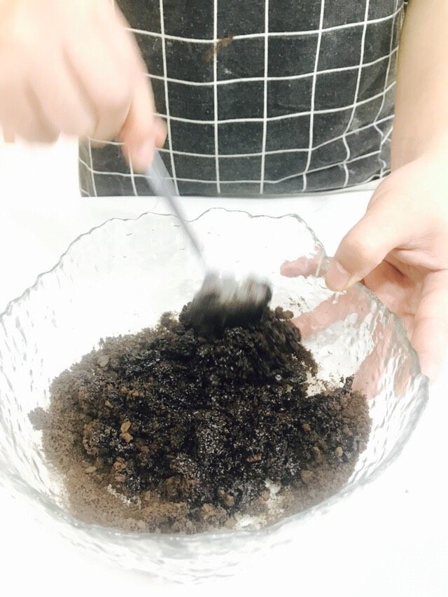 蓝莓慕斯,黄油和饼干碎搅拌均匀