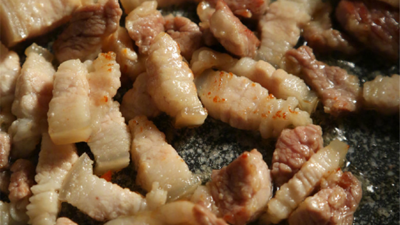 吃过一次就停不下来:橄榄菜四季豆肉丁蛋炒饭,剩下一点底油,入肉丁,大火煸炒到图6的程度,出小焦边。然后把四季豆和胡萝卜丁倒入煸炒,烹料酒,料酒可以去除肉和菜的腥味,让食材味道融合。可以放一小勺生抽提味,不放也无所谓,因为一会儿要放橄榄菜。