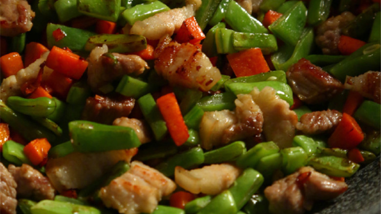 吃过一次就停不下来:橄榄菜四季豆肉丁蛋炒饭,煸炒至四季豆出小焦边,入一大勺橄榄菜,炒匀,入米饭,炒散,最后把炒好的鸡蛋放入,翻炒均匀,尝尝味道,可以选择是否加盐。