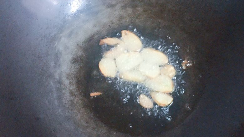 清炒南瓜苗,锅中倒入适量油,放入蒜片,小火煸出香味。