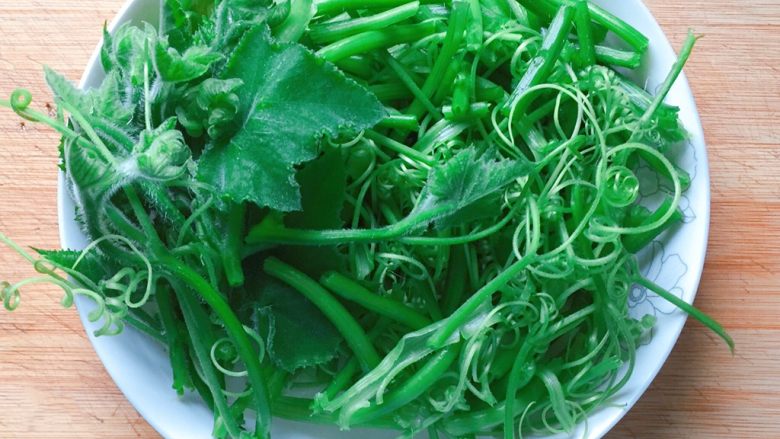 清炒南瓜苗,把南瓜茎折成小段。(最尖端部位的小嫩苗无需特别处理)
