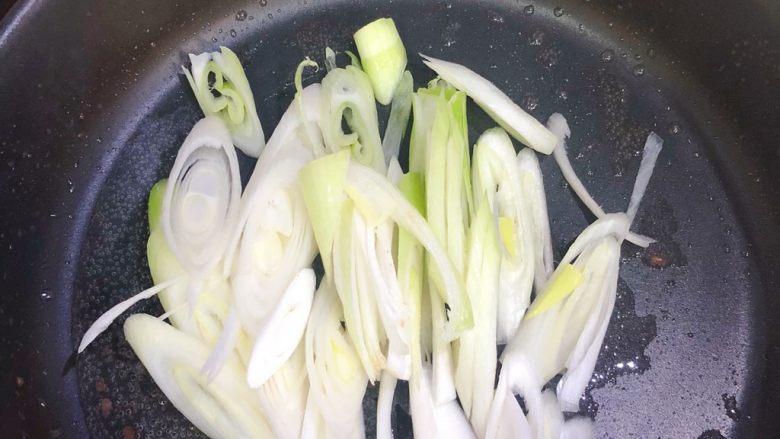 葱爆牛肉,锅中再加入少量油,放入大葱