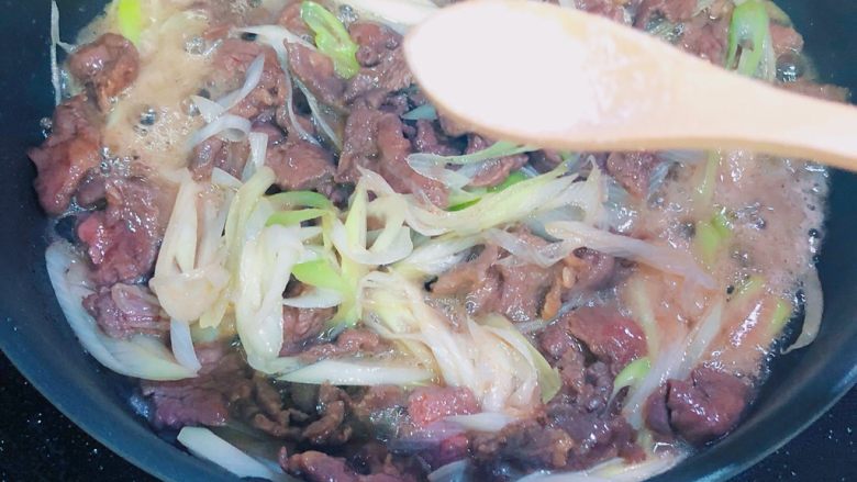 葱爆牛肉,最后加入盐和<a style='color:red;display:inline-block;' href='/shicai/ 10588'>糖</a>,翻炒均匀即可出锅