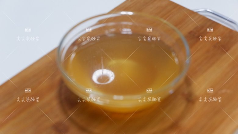 自制红油,把油倒出来在干净的容器中