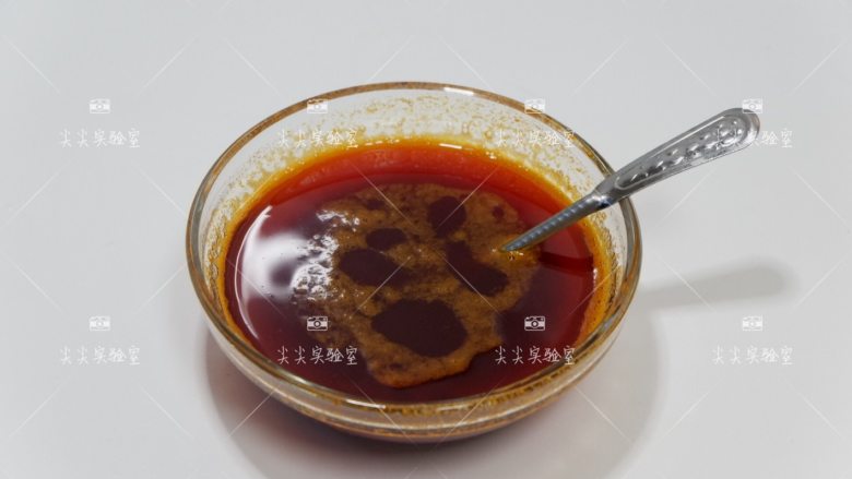 自制红油,待到五成热的时候第二次放1/3的辣椒粉,这个是颜色会红