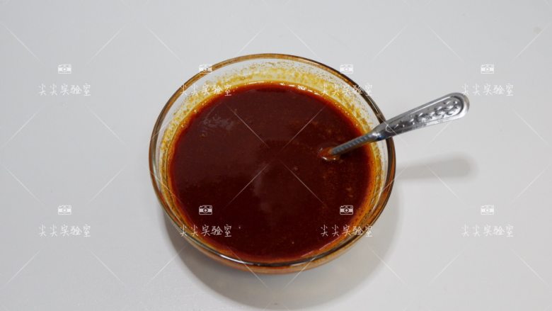 自制红油,搅拌均匀即可