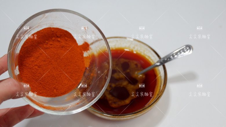 自制红油,三成热的时候把剩余的辣椒粉都倒入,这个时候放的才会辣