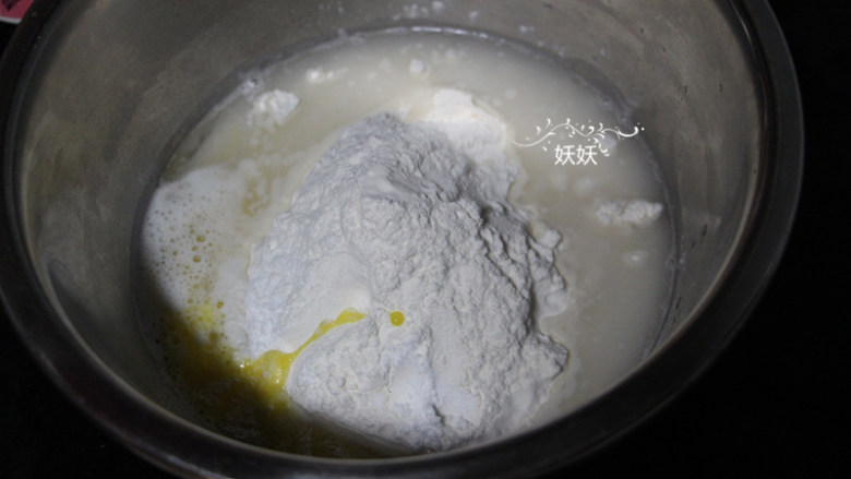 蓬松大油条,把所有食材混合,装入容器中,泡打粉我们自己吃,一定要买无铝泡打粉,这个是对人体无害的,可以放心食用。