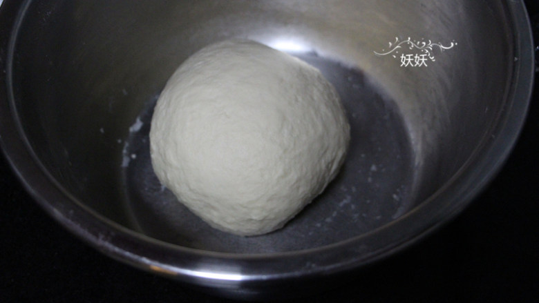 蓬松大油条,再次将面团揉光滑,面团会有一些粘手,这是正常的。将面团放冰箱冷藏至少8个小时,一般建议晚上揉面,第二天早上拿出来用。如果家里冰箱有位置,建议这一步就把面团整形成扁扁的长方形。