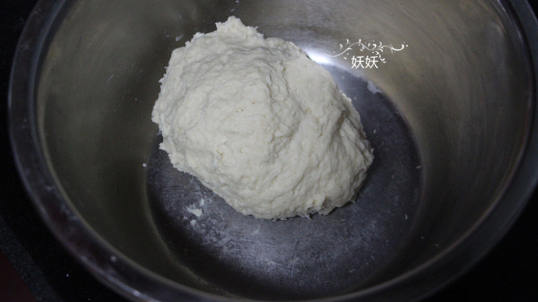 蓬松大油条,用手轻轻揉成团。此时的面团还很粗糙,盖上保鲜膜,静置十分钟。