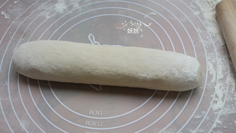 蓬松大油条,如果提前整好成了长方形,这一步就容易多了,因为油条蓬不起来,大多人错在了整形这一步,舒展好的面筋在整形的时候很容易被再次破坏,所以新手建议一定前一天晚上就整成这样的形状。