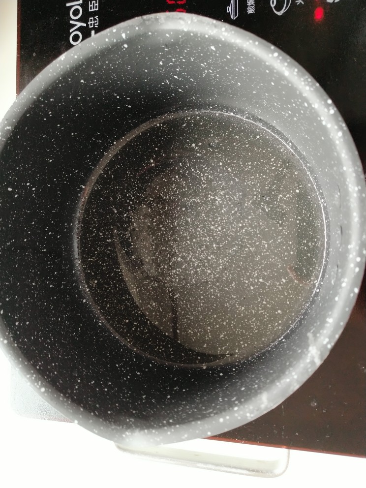 茭白炒腊肉,锅内倒入食用油,待油温7至8成热时,倒入切好的葱花。