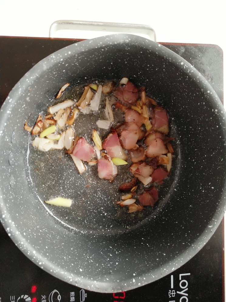 茭白炒腊肉,继续翻炒均匀(如果特能吃辣的这时候可以放入小米椒翻炒均匀)。