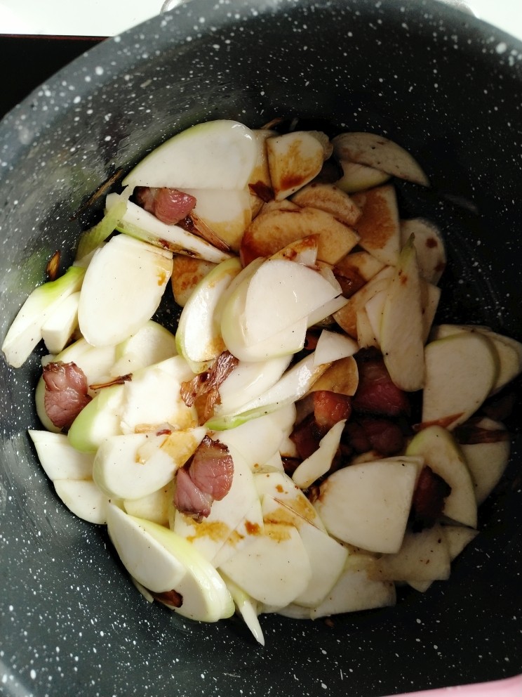 茭白炒腊肉,继续翻炒均匀,倒入一点点<a style='color:red;display:inline-block;' href='/shicai/ 692'>酱油</a>进去。