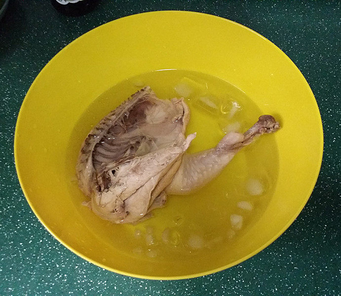 口水鸡,拣出鸡子,迅速放至冰水中,浸泡10分钟左右