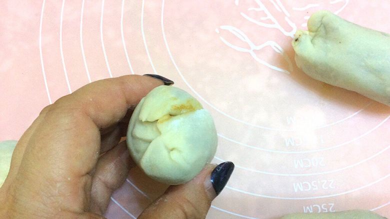 芝麻酱红糖烫面饼,把每段的两头捏住,