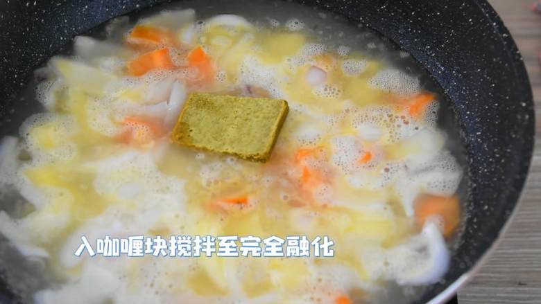 咖喱土豆饭—放着我来，这个我能吃十碗,入咖喱块搅拌至完全融化。