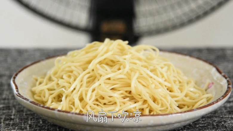上海辣肉冷面—属于冷面的季节来了,整一碗最亲切的老上海味道,风扇下吹凉。
