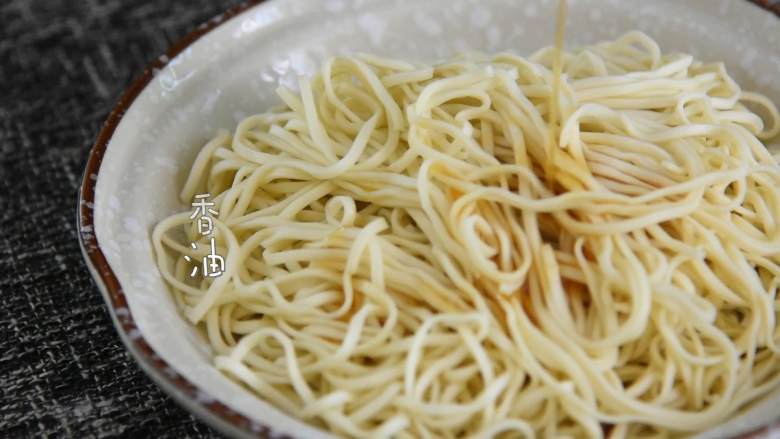 上海辣肉冷面—属于冷面的季节来了,整一碗最亲切的老上海味道,淋入香油,拌匀。